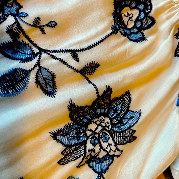 Parker off the shoulder blouse. XS. Flower embroidery - Picture 5 of 9